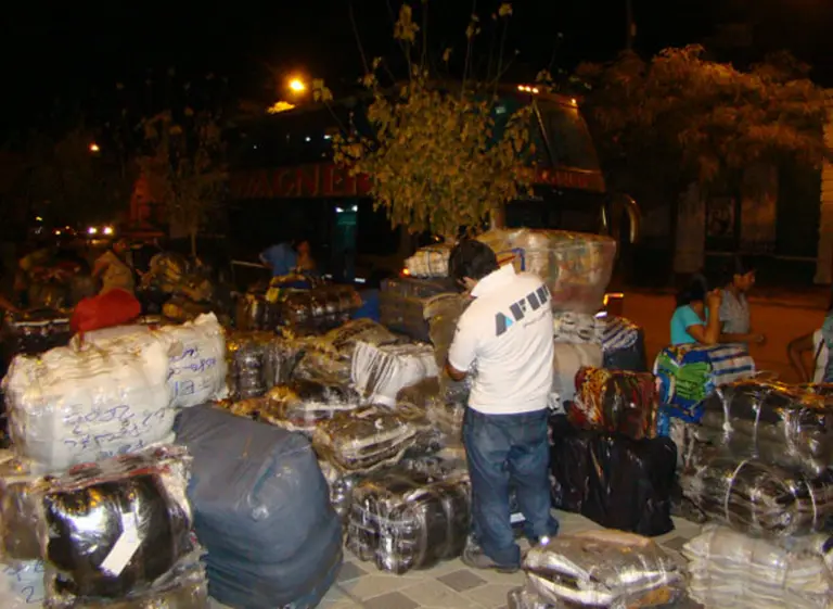 La AFIP interceptó cinco colectivos con ropa valuada en $5,5 millones para La Salada