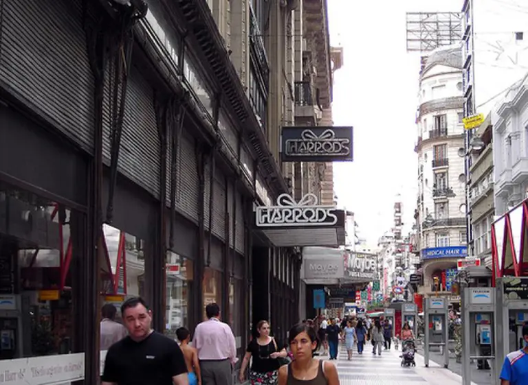 Vista del frente de Harrods sobre Calle Florida con transeúntes caminando 
