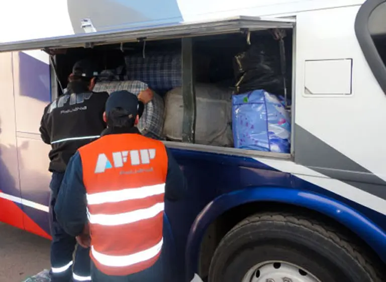 La AFIP detuvo a una persona que intentó ingresar ilegalmente dólares y reales en su chaleco