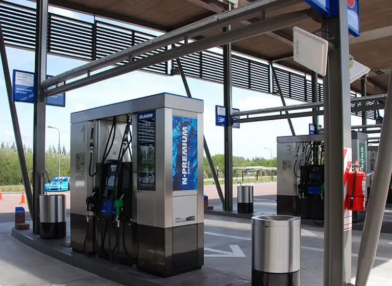 YPF bajó la calidad de la nafta super y miles de autos tendrán que cargar premium o cambiar marca