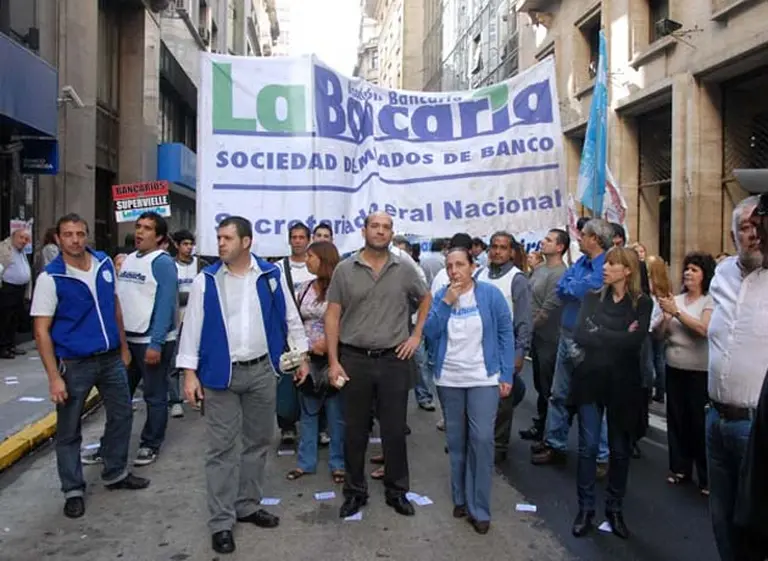El Gobierno fijarí­a hoy un lí­mite del 20% al reclamo salarial de los bancarios