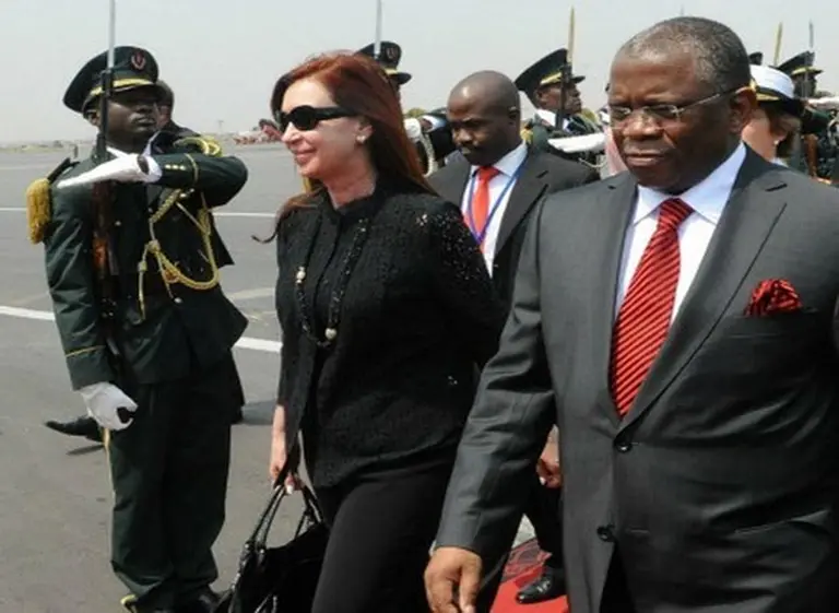 Cristina arribó a Angola junto a una amplia comitiva empresaria