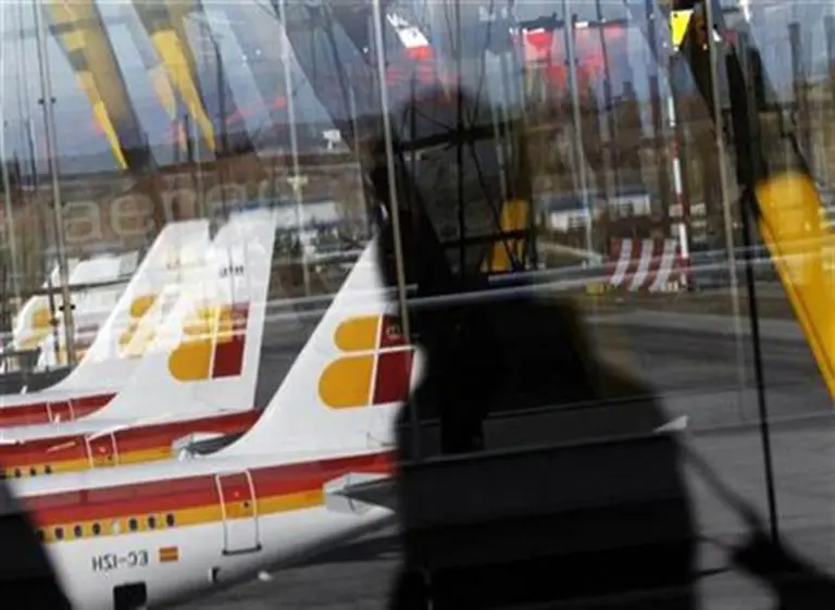 Por fuertes pérdidas, Iberia encara plan de reestructuración y recorte de empleos