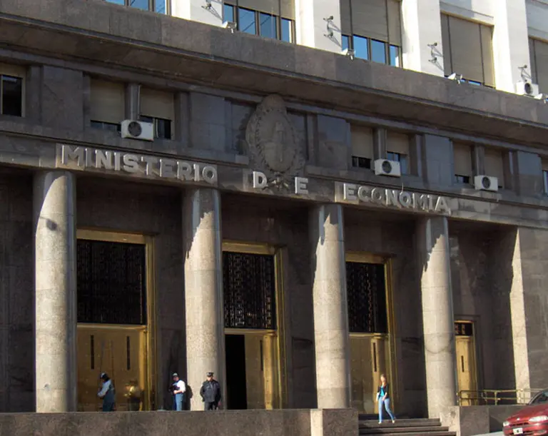 El nuevo canje que analiza Economí­a implicarí­a la emisión de bonos por u$s4.800 M