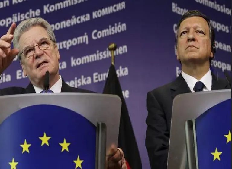 El euro continúa en caí­da libre y ya lo ven igualando al dólar