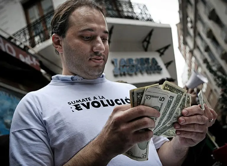 Desafí­o a la AFIP: una agrupación polí­tica vendió dólares a $5 en pleno microcentro