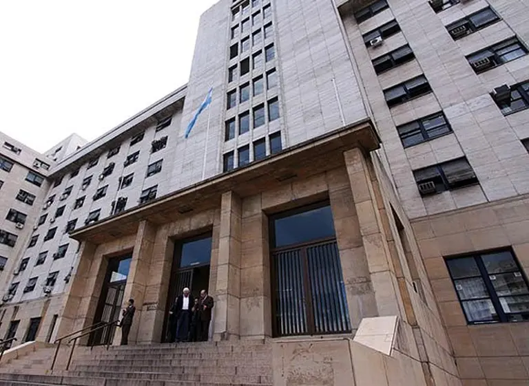 Decisión polémica: le bajan la pena a un violador serial por "cruel e inhumana"