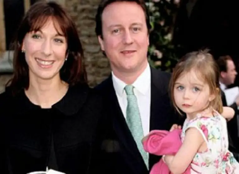 Un papá despistado: David Cameron se olvidó a su hija de ocho años en un restaurante