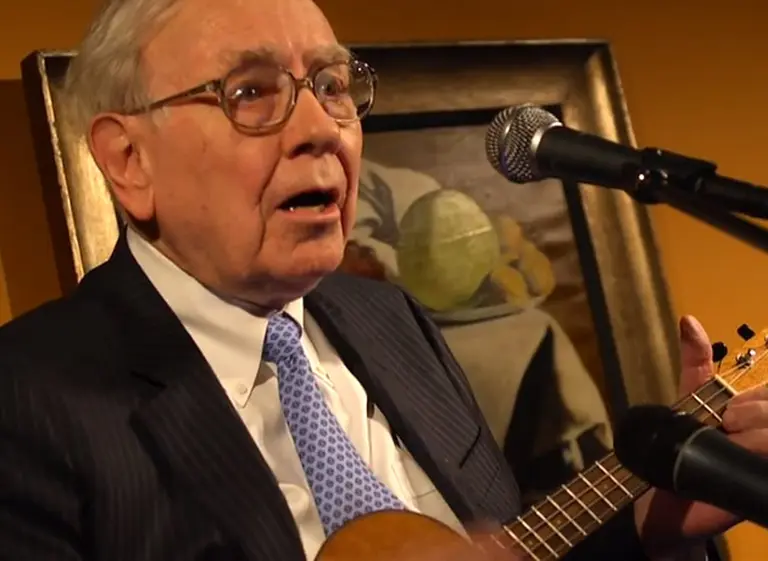 El otro lado de Warren Buffett: ukelele en mano, el multimillonario cantó un dueto con Bon Jovi