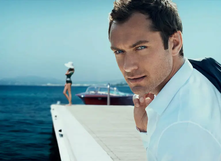 Jude Law visitó al presidente Evo Morales y recibió un poncho de regalo