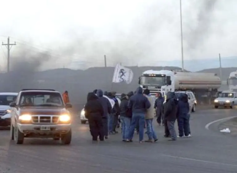 Los Dragones levantan el corte y hoy comienza la negociación en Chubut