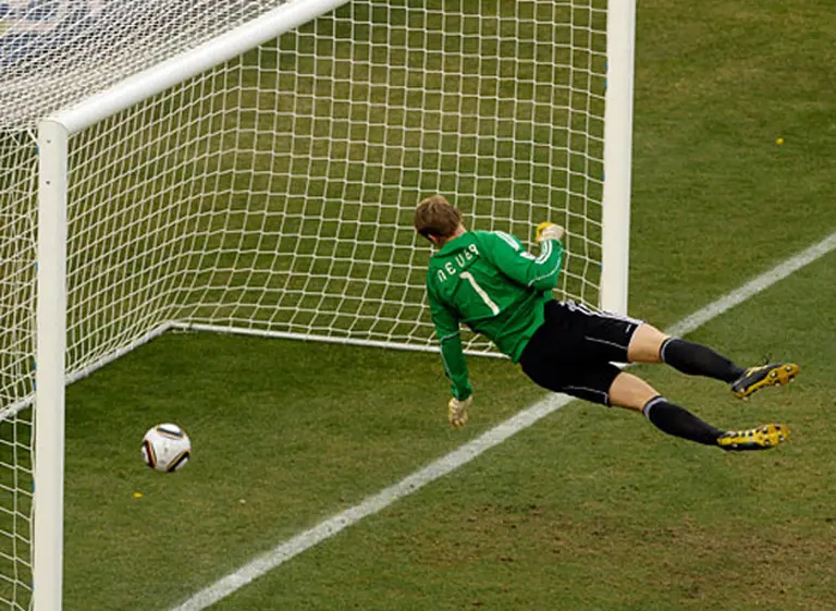 La tecnologí­a llega al fútbol, que se moderniza con un chip en la pelota y "ojo de halcón"