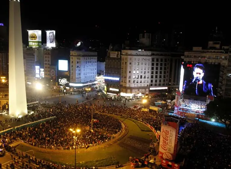 El mí­tico cartel de Coca-Cola volvió a encender la 9 de Julio