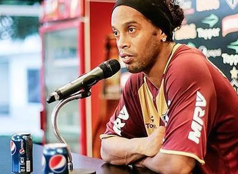Coca-Cola canceló su contrato con Ronaldinho por tomar Pepsi