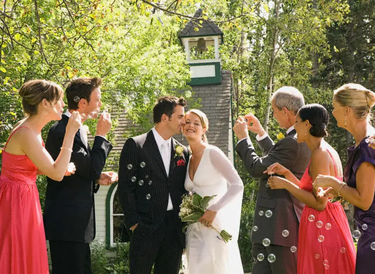 Una firma deberá pagar más de $150.000 por despedir a un empleado luego de casarse