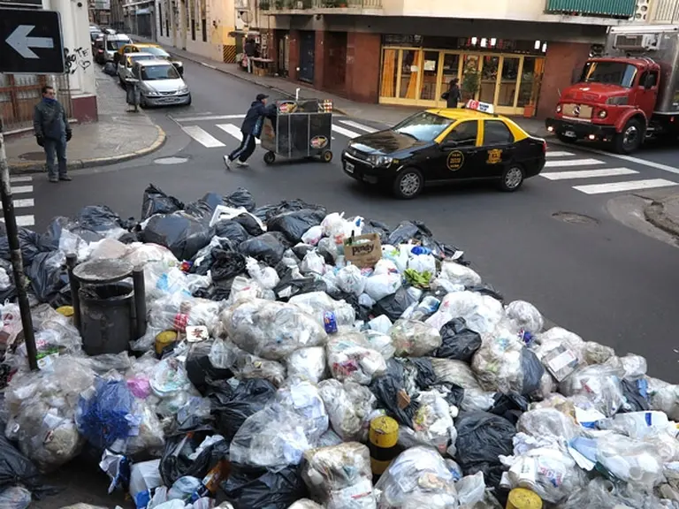 Recién el sábado se normalizará la recolección de residuos en Capital y el Conurbano