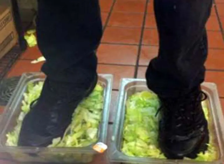 Un empleado de Burger King pisó la lechuga y causó un revuelo mundial