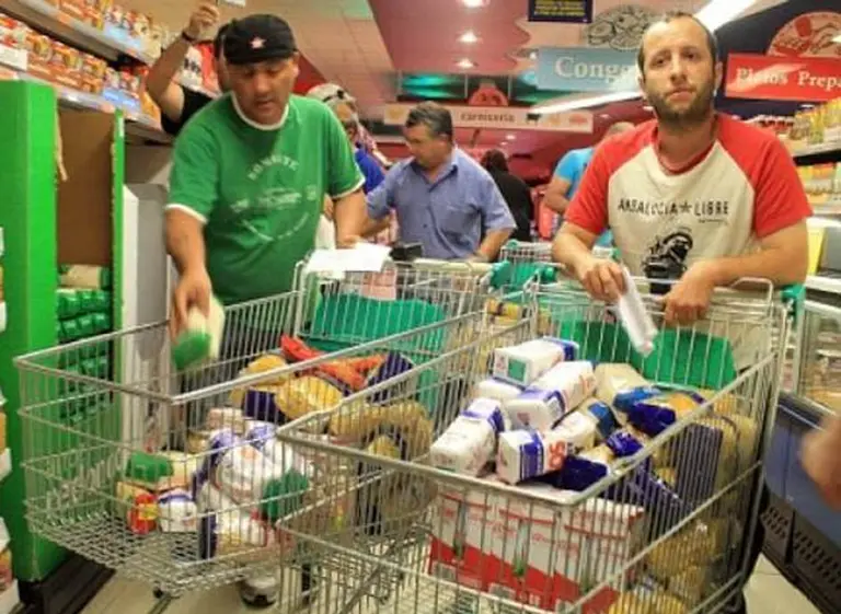 España: un gremio se llevó alimentos de supermercados en una "expropiación forzosa"