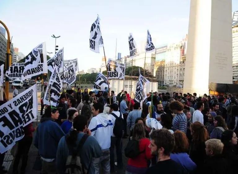 La empresa Kraft vuelve a recortar personal y resurgen las amenazas de paro