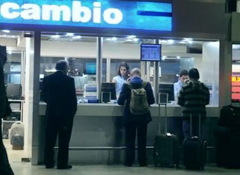 El Banco Central suspendió a una casa de cambio acusada de lavar el dinero del fútbol