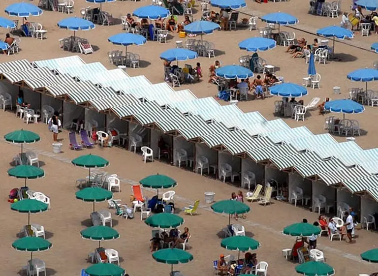 Mar del Plata viene "salada": alquilar una carpa por temporada saldrá hasta 20 mil pesos