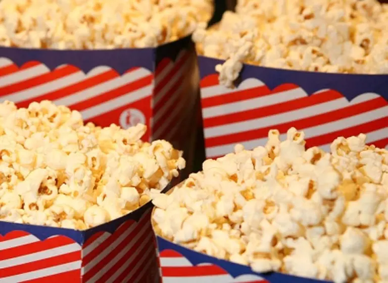 Se pelearon por el ruido del pochoclo en el cine y ahora van a juicio