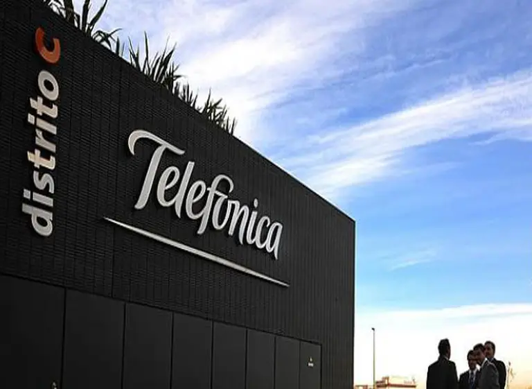 Telefónica cambia a sus presidentes en España y América latina y divide su operación en la región