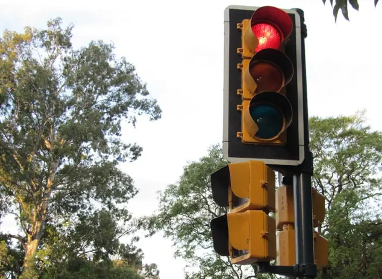 Deberá pagar $4 millones por pasar semáforo en rojo y provocar un accidente