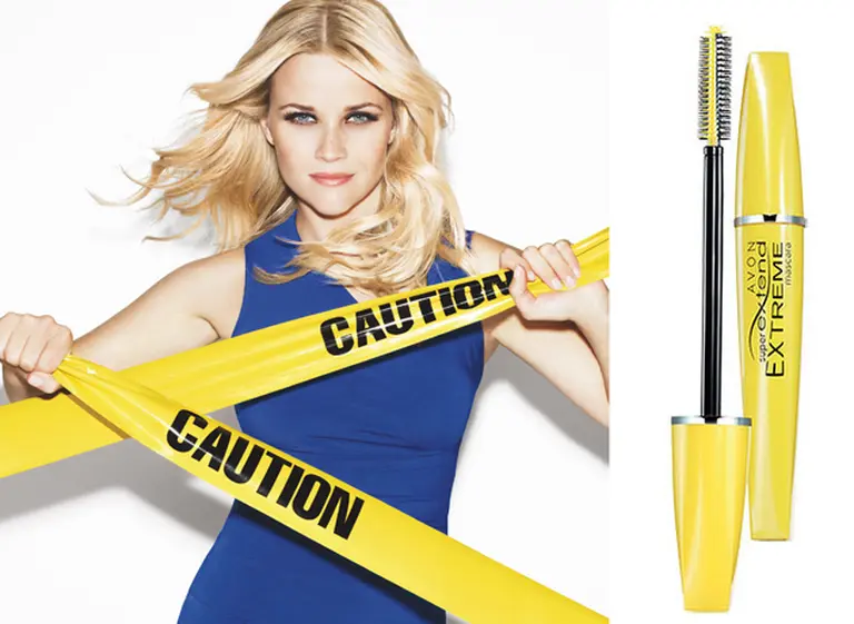 Reese Witherspoon usa todo el poder de la mirada en el nuevo comercial de Avon