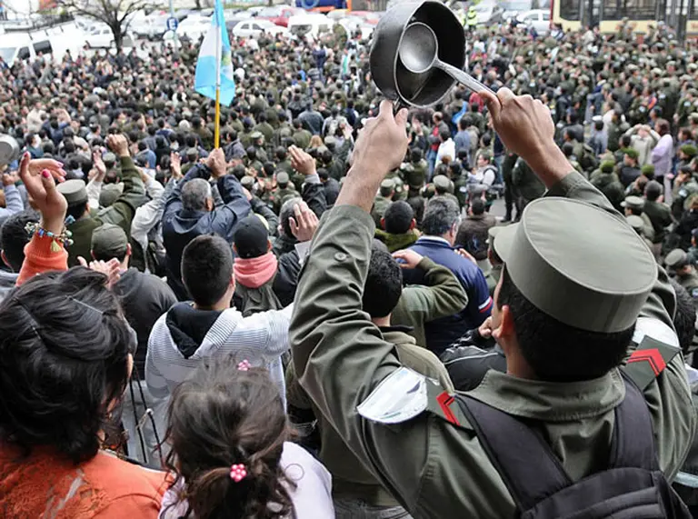 Se encienden luces amarillas: la crispación social crece y las protestas "ganan la calle"
