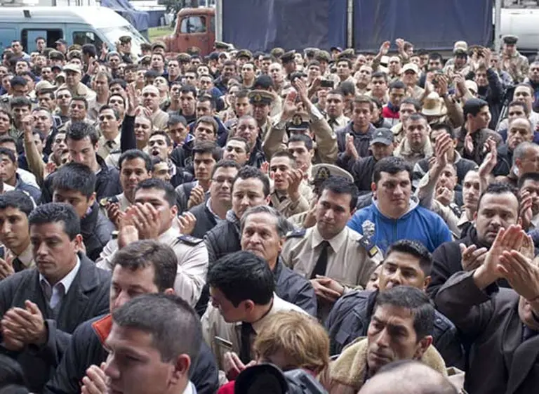 Se depositaron los sueldos sin cambios pero los gendarmes y prefectos siguen con la protesta