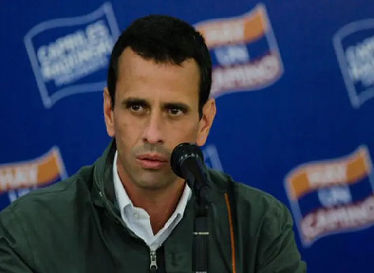 Capriles a Chávez: "Si puede firmar decretos, yo lo llamo a que aparezca"