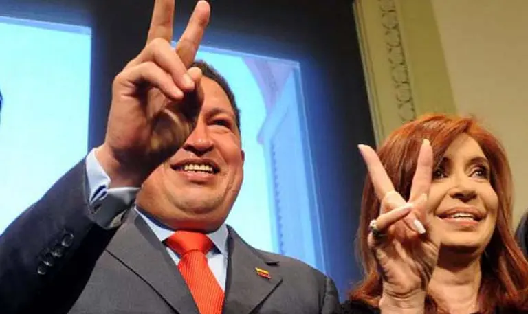 Ganó Chávez, festeja Cristina: sin dólares en caja y con déficit de energí­a pagará el petróleo en "cuotitas pesificadas"