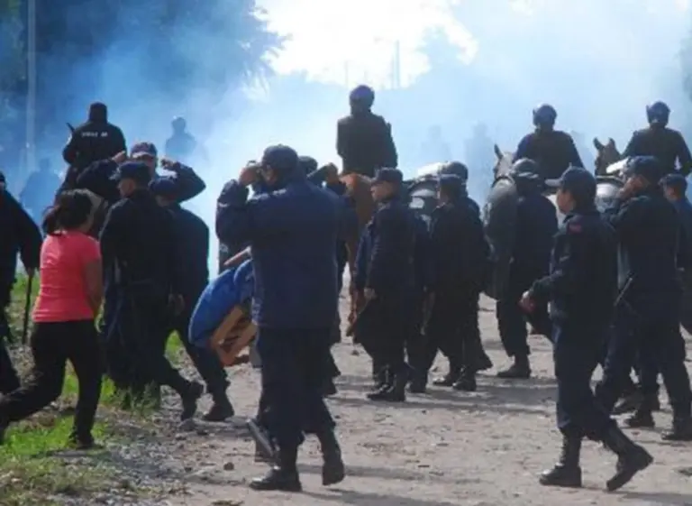 Jujuy: violenta represión a vecinos que resistí­an la instalación de una planta eléctrica