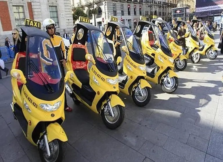 España estrena mototaxis, una solución más económica y rápida para llegar a destino