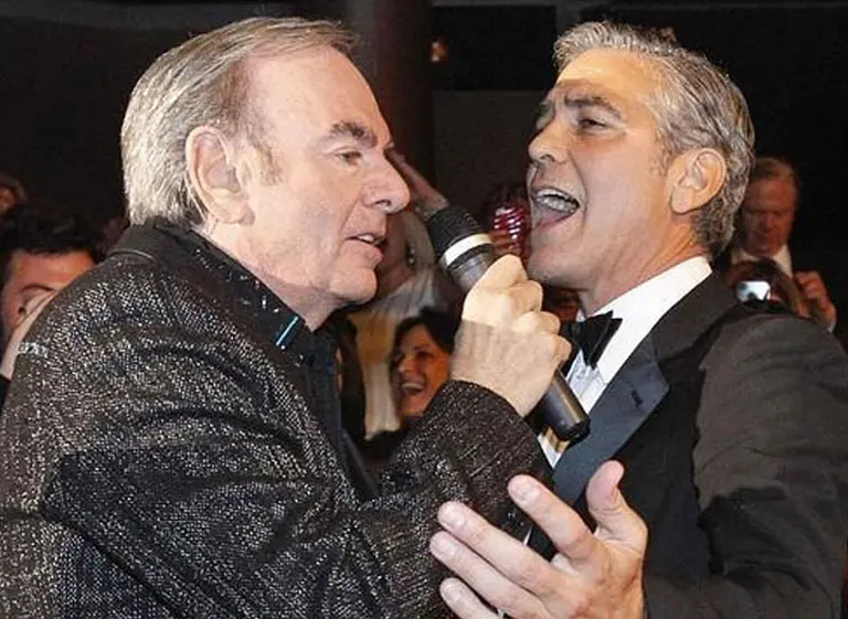 George Clooney se anima a ser cantante en una gala benéfica