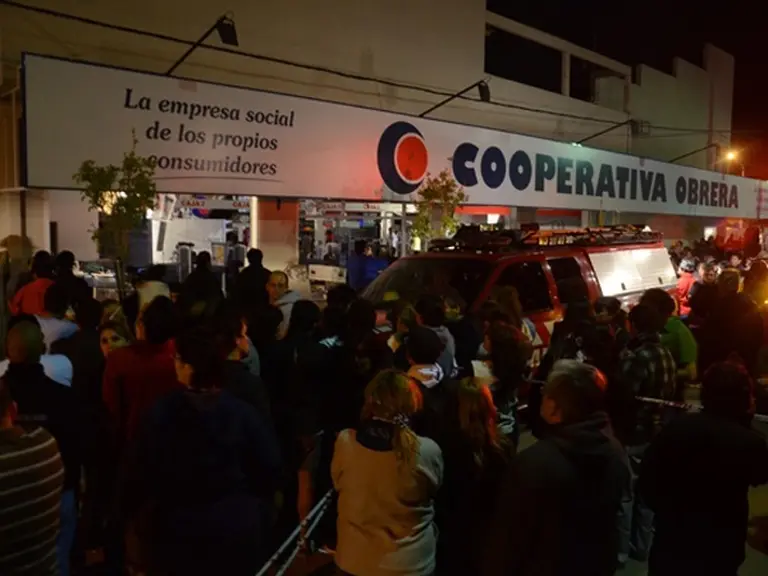 Tragedia en Neuquén: habrí­a ocho muertos por el derrumbe del techo de un supermercado