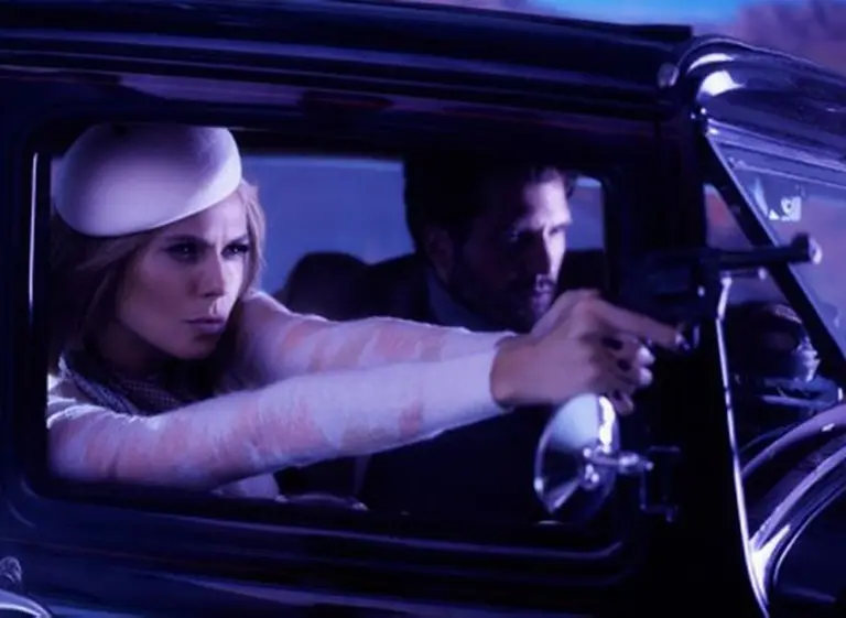 Se busca: Heidi Klum muestra que el crimen también puede ser sexy