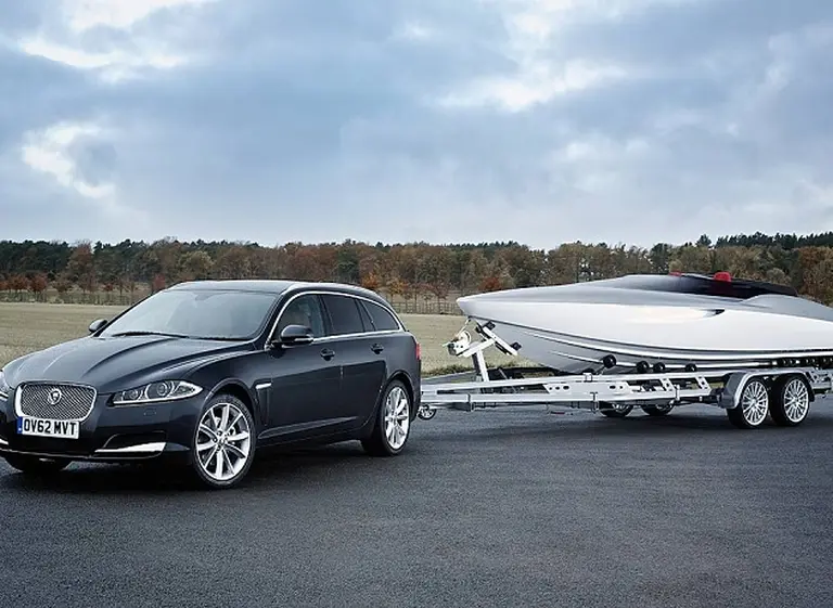Jaguar completa la presentación de su nueva berlina con el concept de una "lancha"