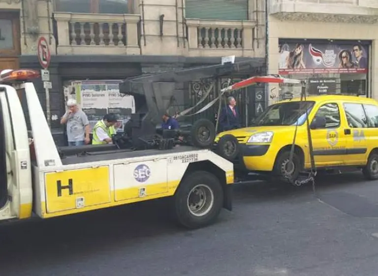 Insólito: una grúa se llevó una camioneta del Gobierno de la Ciudad de Buenos Aires