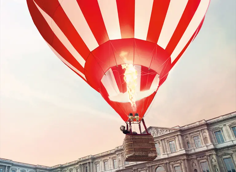 Louis Vuitton invita a "viajar" en su nueva campaña filmada en el Louvre