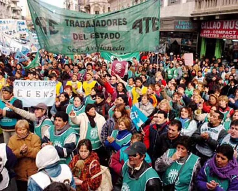 Los estatales cumplieron un paro nacional con piquetes y hubo represión en Misiones