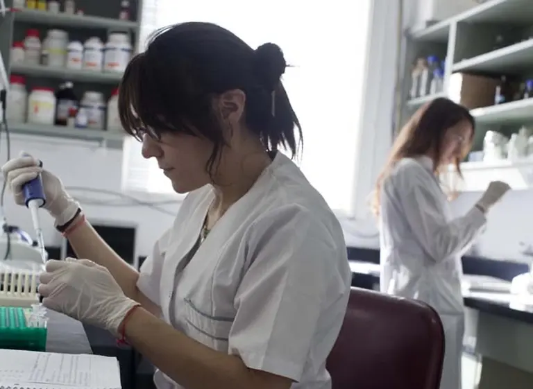 UADE y UB lanzan curso de posgrado en Biotecnologí­a Farmacéutica