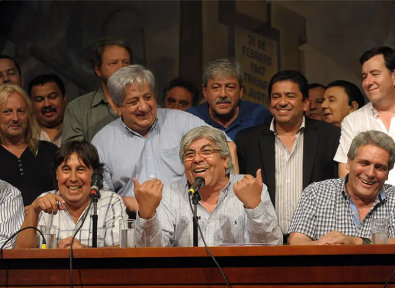 Moyano se sumó a la marcha de la CTA y convocó a un apagón la semana próxima