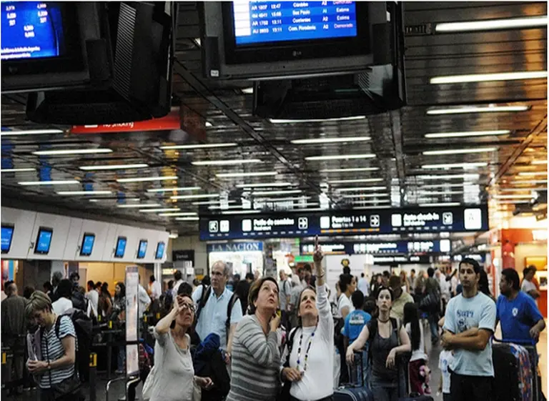 Promulgan la ley que pone lí­mites a las medidas de fuerza en el servicio aéreo