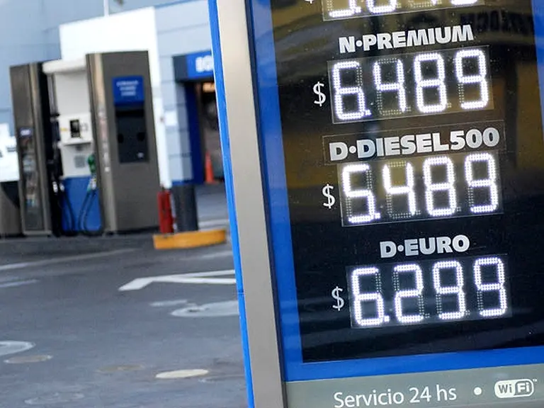 Los precios cuidados no corren para las naftas: subieron 50% en menos de un año