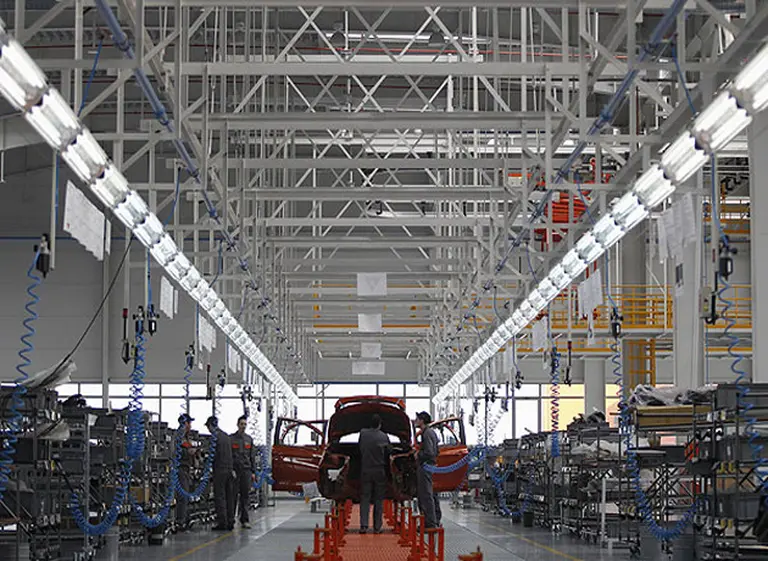 Robots reemplazan a los trabajadores en las fábricas chinas por el alza de los sueldos