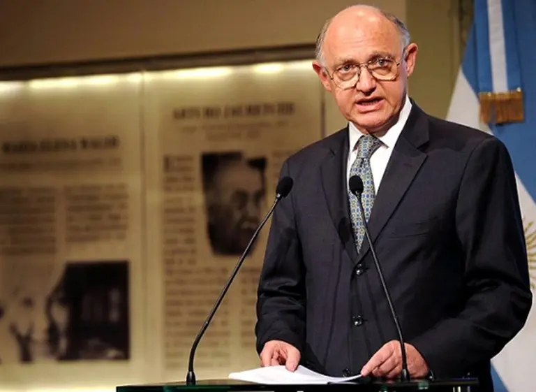 Timerman: "No entiendo por qué el canciller británico tiene temor de reunirse conmigo"