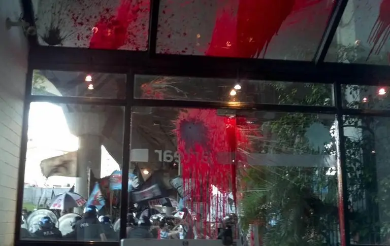 Manifestantes atacaron con pintura el frente de Canal 13