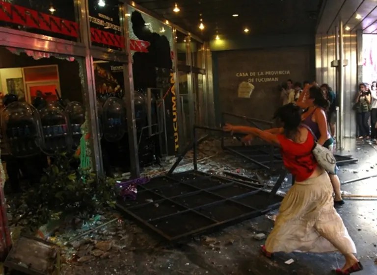 Graves incidentes frente a Casa de Tucumán en repudio del fallo por Marita Verón